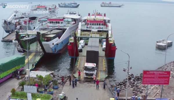 "Ciężarówką przez Indonezję": prom na Bali